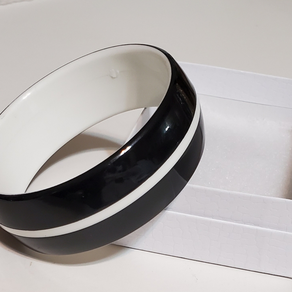 Bangle bracelet
